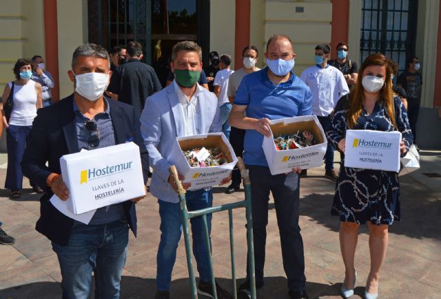Una hostelería en la UCI entrega las llaves de sus negocios a Ballesta como protesta por su pasividad ante el sector - 3, Foto 3