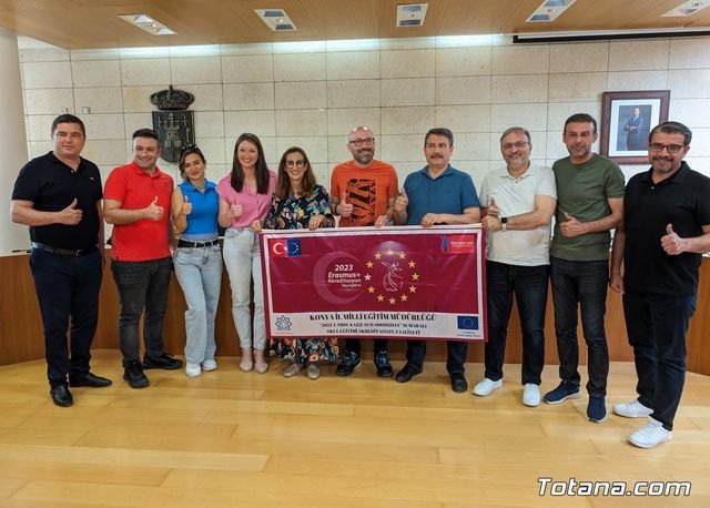 Realizan una recepción institucional a ocho profesores de Turquía que participan en una movilidad en el Colegio Reina Sofía dentro del programa Erasmus +, Foto 1