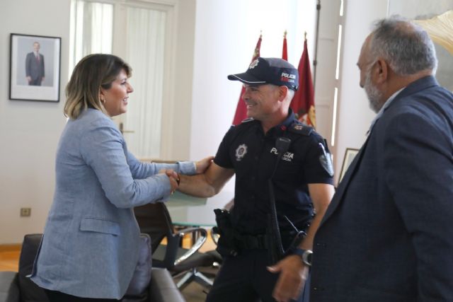 La alcaldesa felicita al policía local que salvó a una mujer de un incendio - 1, Foto 1