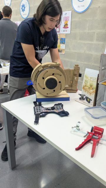 Un dispositivo para entrenar y generar energía, una bolsa plegable y un paraguas con forma de hongo, mejores prototipos del concurso de Diseño Industrial - 1, Foto 1