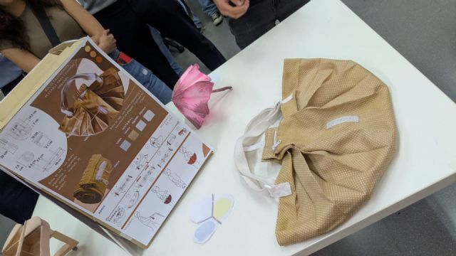 Un dispositivo para entrenar y generar energía, una bolsa plegable y un paraguas con forma de hongo, mejores prototipos del concurso de Diseño Industrial - 2, Foto 2