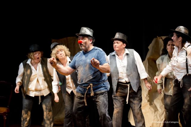El Aula de Teatro del Desván bajó el telón del curso con una obra, un recital y el Premio Pata de Gallo - 1, Foto 1