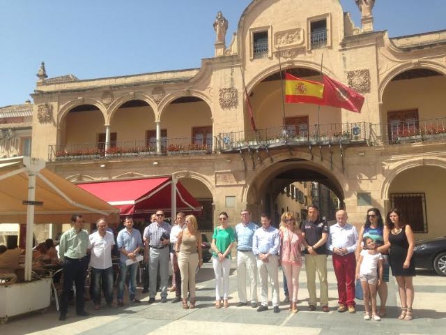 El Ayuntamiento de Lorca guarda un minuto de silencio por la víctimas del atentado terrorista perpetrado ayer en Estambul - 1, Foto 1