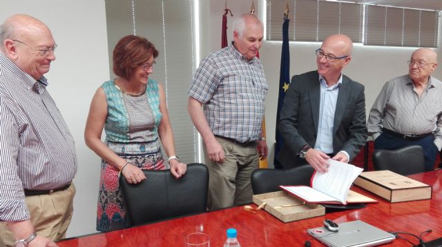 Turismo recibe la documentación para promover la declaración de la Semana Santa de Jumilla como de Interés Turístico Internacional - 1, Foto 1