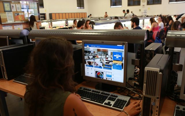 La Biblioteca de la UCAM pone a los investigadores a un click del universo científico - 1, Foto 1