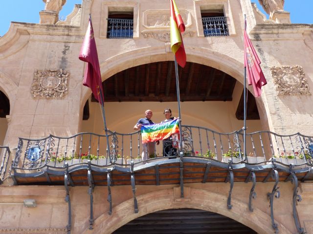 PSOE e IU muestran su repulsa por la negativa del PP a colocar la bandera arcoíris en el Ayuntamiento de Lorca - 1, Foto 1