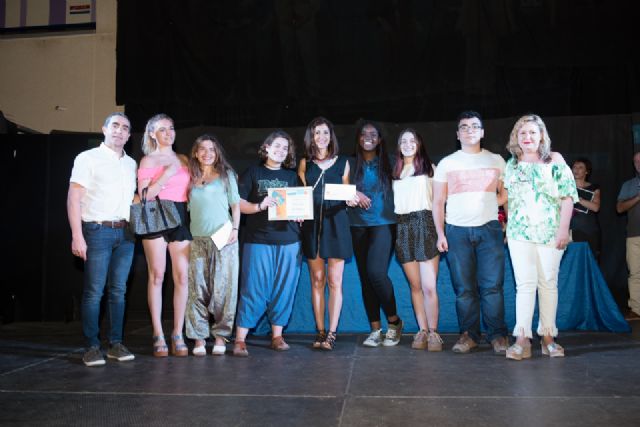 El grupo de teatro del IES el Carmen de Murcia gana el primer concurso regional escolar Antonio Helln, Foto 1