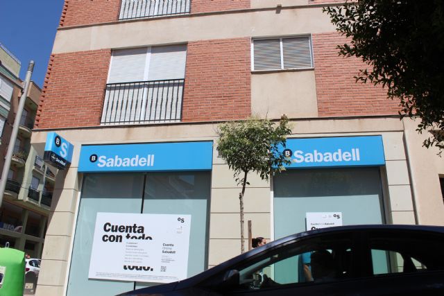 La alcaldesa transmite el malestar y quejas de vecinos lumbrerenses al Banco Sabadell tras la decisión de reducir el horario de atención al público en la oficina de Puerto Lumbreras - 1, Foto 1