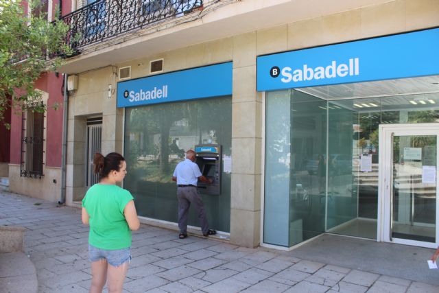 La alcaldesa transmite el malestar y quejas de vecinos lumbrerenses al Banco Sabadell tras la decisión de reducir el horario de atención al público en la oficina de Puerto Lumbreras - 2, Foto 2