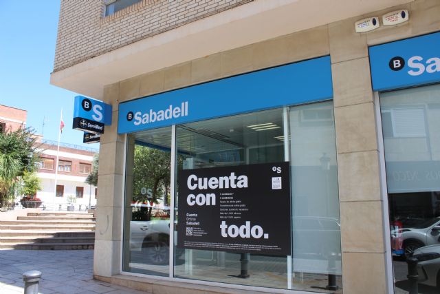 La alcaldesa transmite el malestar y quejas de vecinos lumbrerenses al Banco Sabadell tras la decisión de reducir el horario de atención al público en la oficina de Puerto Lumbreras - 3, Foto 3