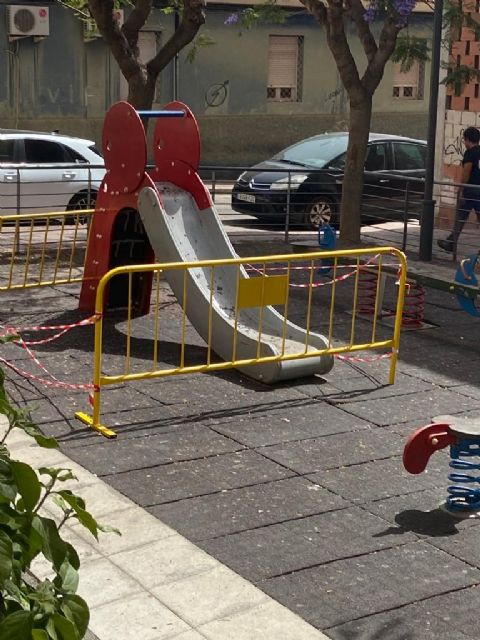 El abandono de las tareas de mantenimiento por parte del gobierno local provoca la degradación de numerosos espacios urbanos de Totana, Foto 6