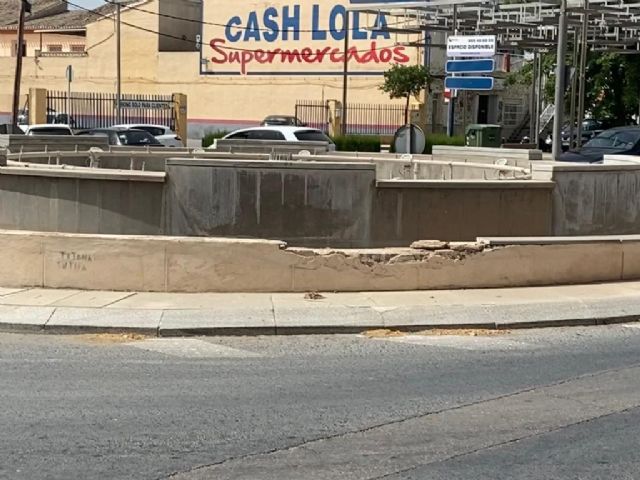 El abandono de las tareas de mantenimiento por parte del gobierno local provoca la degradación de numerosos espacios urbanos de Totana, Foto 8