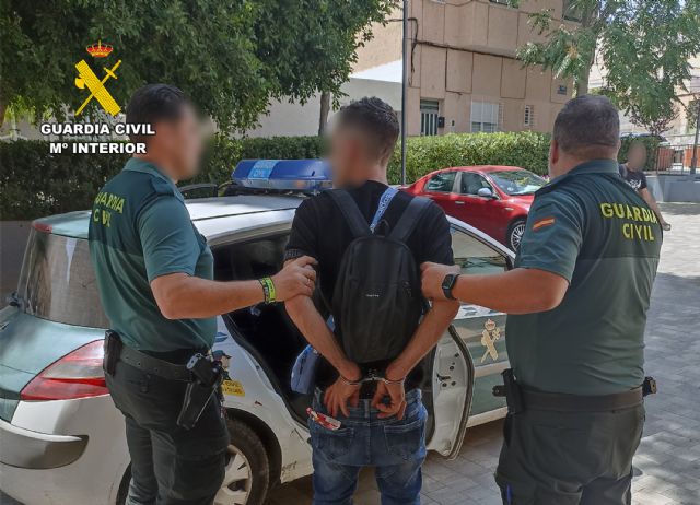 Un guardia civil fuera de servicio localiza y detiene a un delincuente dedicado a cometer hurtos en comercios - 1, Foto 1