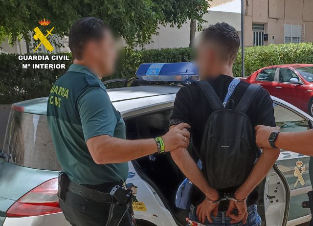 Un guardia civil fuera de servicio localiza y detiene a un delincuente dedicado a cometer hurtos en comercios - 2, Foto 2