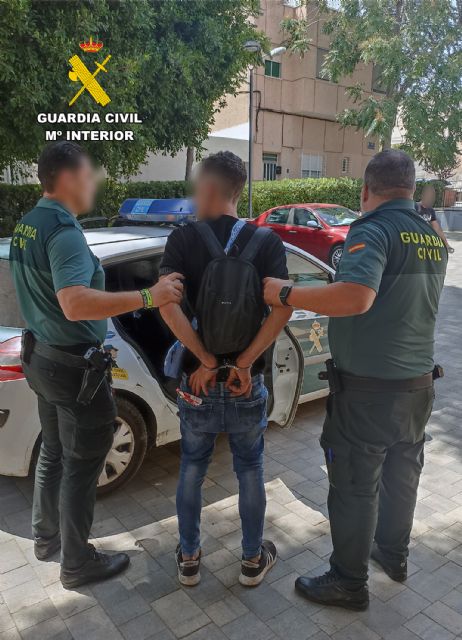 Un guardia civil fuera de servicio localiza y detiene a un delincuente dedicado a cometer hurtos en comercios - 3, Foto 3