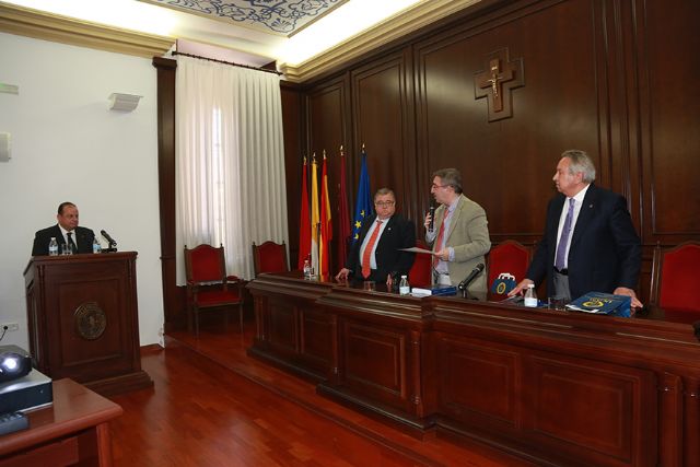 Víctor Meseguer, cum laude por su Tesis Doctoral sobre el control jurídico de la actuación de las empresas transnacionales - 2, Foto 2