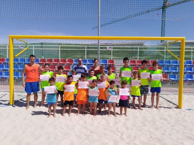 25 niños y niñas participan en el IV campus regional de fútbol playa - 1, Foto 1