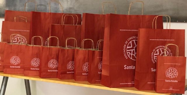El comercio de Santa Eulalia cambia del plástico al papel - 1, Foto 1