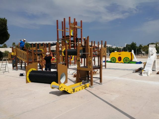 Comienzan a instalar en el parque del Acueducto el castillo de juegos infantiles más alto de la Región - 1, Foto 1