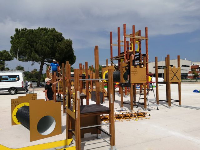 Comienzan a instalar en el parque del Acueducto el castillo de juegos infantiles más alto de la Región - 2, Foto 2