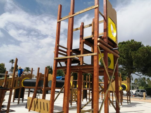 Comienzan a instalar en el parque del Acueducto el castillo de juegos infantiles más alto de la Región - 3, Foto 3