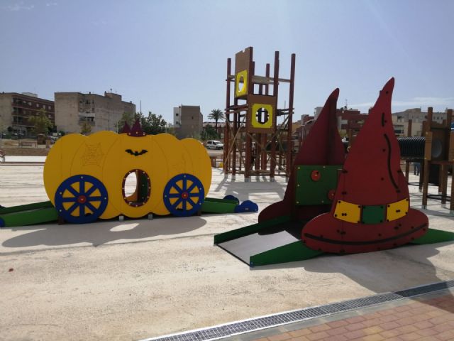 Comienzan a instalar en el parque del Acueducto el castillo de juegos infantiles más alto de la Región - 4, Foto 4