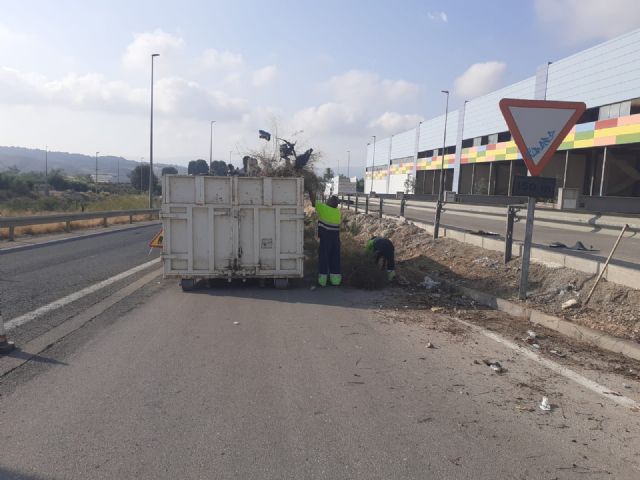 El Ayuntamiento torreño intensifica la limpieza de solares y cunetas para prevenir incendios - 1, Foto 1
