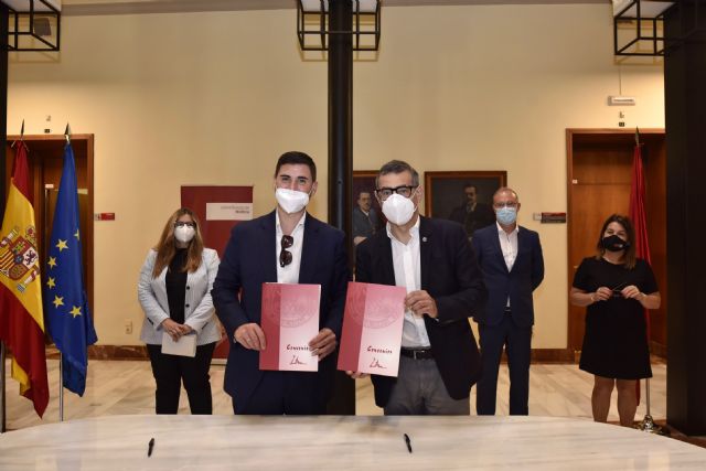 La UMU y Laboratorios Natuaromatic firman un convenio para crear una cátedra de perfumería y cosmética - 1, Foto 1