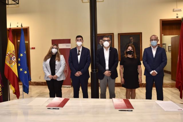 La UMU y Laboratorios Natuaromatic firman un convenio para crear una cátedra de perfumería y cosmética - 2, Foto 2