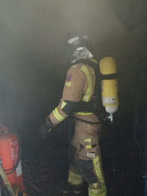    [Sanitarios han atendido a un hombre afectado por el humo en el incendio producido en una mquina secadora de pimientos en Totana, Foto 2