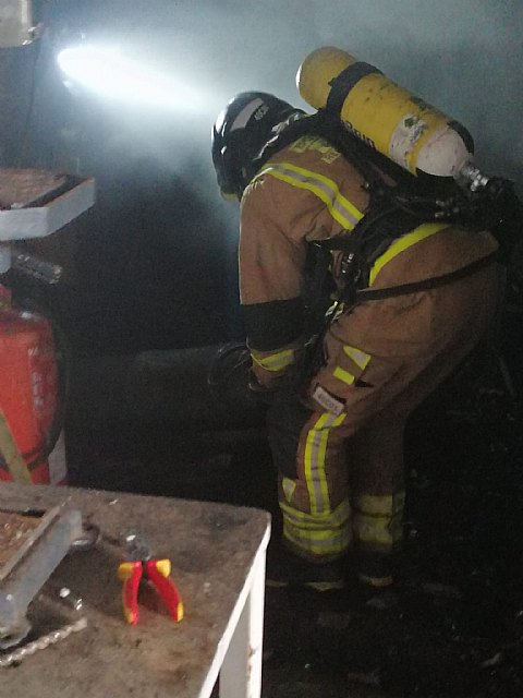 Sanitarios han atendido a un hombre afectado por el humo en el incendio producido en una máquina secadora de pimientos en Totana - 3, Foto 3