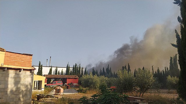 Sanitarios han atendido a un hombre afectado por el humo en el incendio producido en una máquina secadora de pimientos en Totana, Foto 4