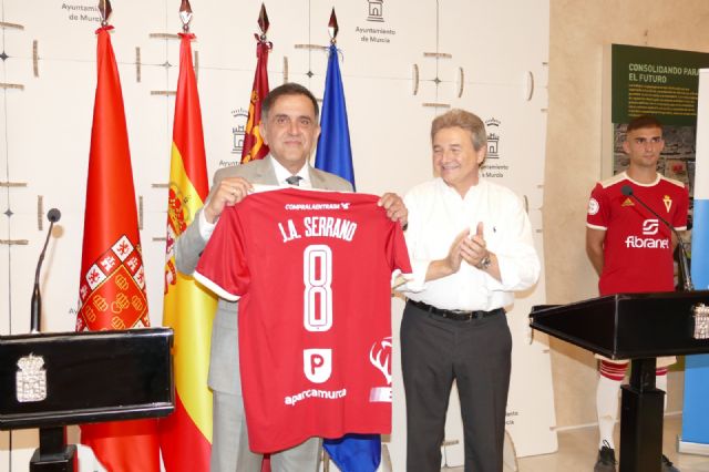 El Ayuntamiento muestra su compromiso con el Real Murcia firmando un convenio publicitario entre AparcaMurcia y el club - 2, Foto 2