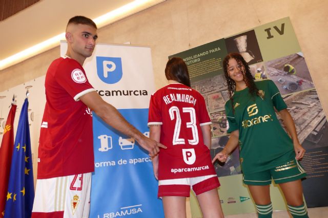 El Ayuntamiento muestra su compromiso con el Real Murcia firmando un convenio publicitario entre AparcaMurcia y el club - 3, Foto 3