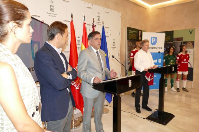 El Ayuntamiento muestra su compromiso con el Real Murcia firmando un convenio publicitario entre AparcaMurcia y el club - 4, Foto 4