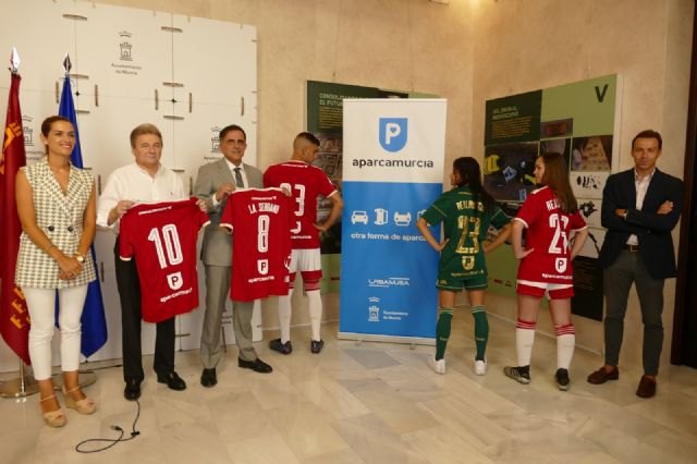 El Ayuntamiento muestra su compromiso con el Real Murcia firmando un convenio publicitario entre AparcaMurcia y el club - 1, Foto 1
