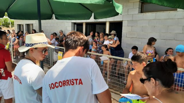 Clausura y entrega de diplomas de los cursos de natación programados por la concejalía de Deportes - 2, Foto 2