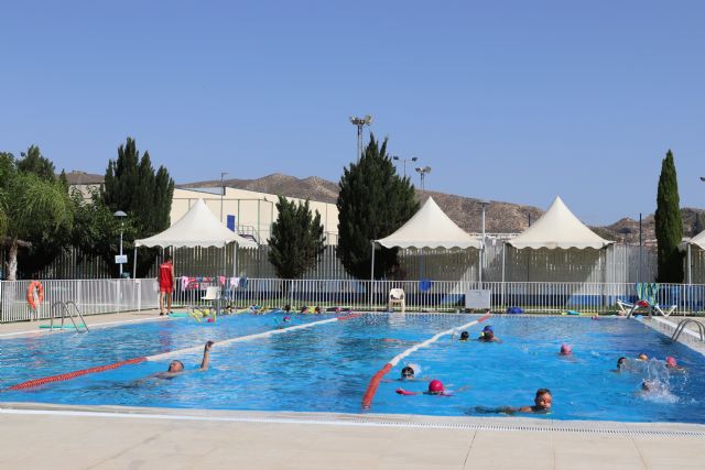 Más de doscientas personas participan en los cursos de natación en las piscinas de verano de Puerto Lumbreras durante el mes de julio - 1, Foto 1