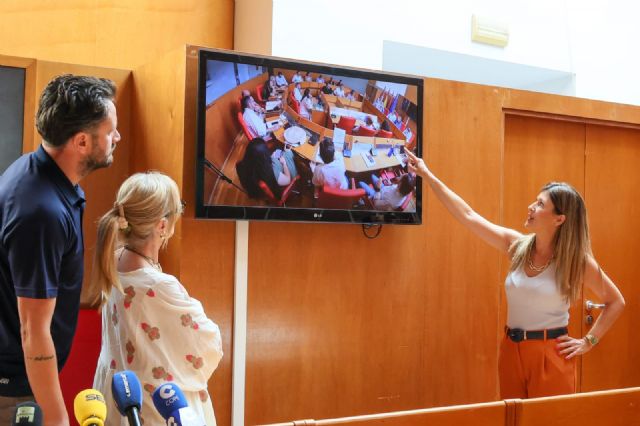El Ayuntamiento amonesta a dos concejales del grupo socialista tras ser sorprendidos manipulando el sistema de sonido del salón de plenos en el transcurso de las sesiones - 1, Foto 1