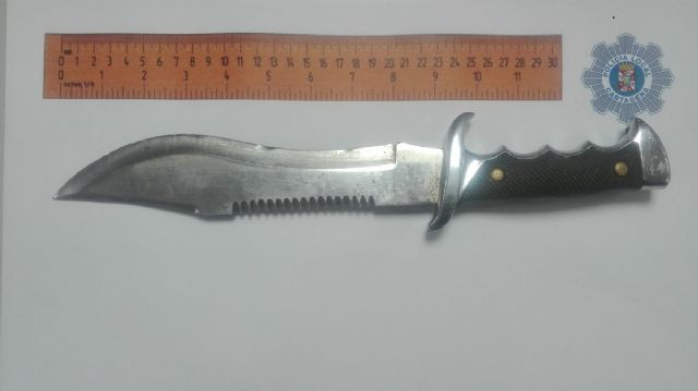 La Policia Local interviene un machete a un individuo que se encontraba alterando el orden publico en Los Dolores - 1, Foto 1