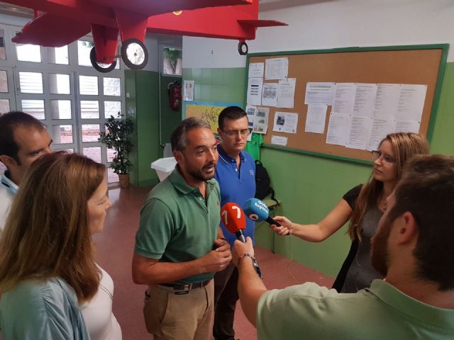 Rafael Gómez supervisa los trabajos de limpieza y puesta a punto de los colegios del municipio de Murcia - 2, Foto 2