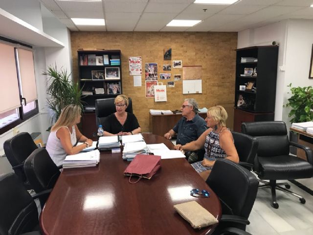 Luces de bajo consumo, reparación del techo, instalación de un nuevo suelo o arreglo de la fachada son algunas de las propuestas para mejorar la plaza de abastos de Cabezo de Torres - 2, Foto 2