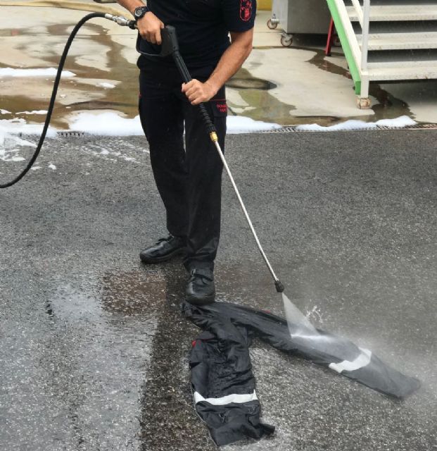 El PSOE denuncia que los bomberos se ven obligados a lavar su equipo de protección contaminado en sus hogares - 1, Foto 1