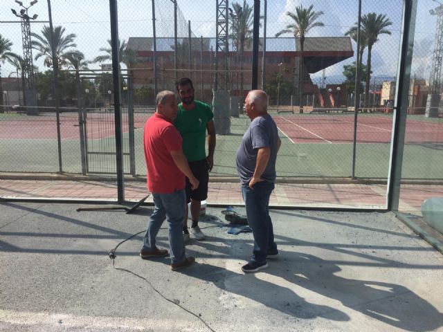 Nuevo pavimento para las dos pistas de pádel del polideportivo municipal - 1, Foto 1