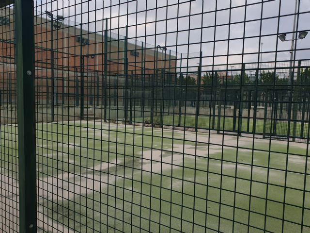 El PSOE pregunta al PP si practicar pádel entre hierba, cristales rotos y con calvas en la pista es una nueva modalidad deportiva - 2, Foto 2