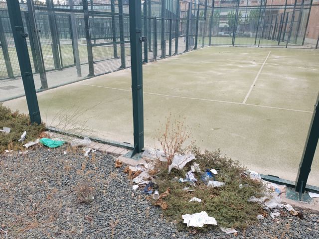 El PSOE pregunta al PP si practicar pádel entre hierba, cristales rotos y con calvas en la pista es una nueva modalidad deportiva - 3, Foto 3