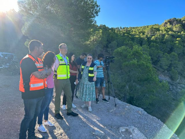 Un dispositivo de más de 100 efectivos consigue estabilizar el incendio forestal en El Valle Perdido - 1, Foto 1