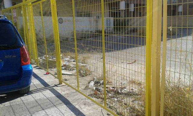 El PSOE solicita actuaciones urgentes para acabar con la pésima imagen que ofrece el solar de la gasolinera Gálvez - 3, Foto 3