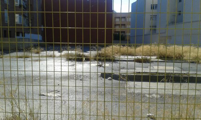 El PSOE solicita actuaciones urgentes para acabar con la pésima imagen que ofrece el solar de la gasolinera Gálvez - 4, Foto 4