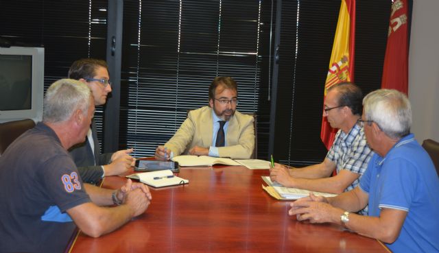 El consejero de Fomento e Infraestructuras informa a la Asociación de Vecinos La Liga de Portmán los proyectos de impulso de la bahía - 1, Foto 1